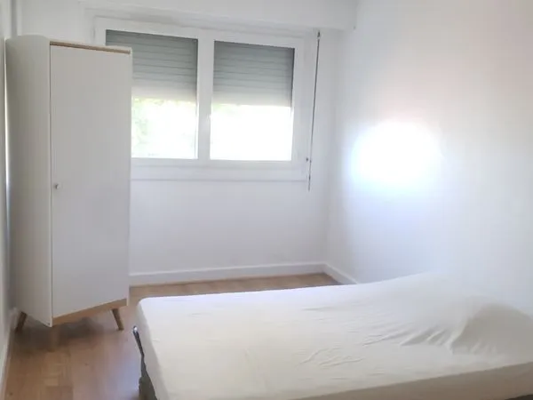 Grande chambre meublée à louer - Cachan - 600 tout compris ( eau, électricité et Internet