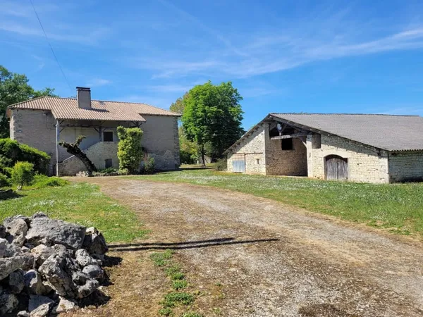 Ancien hameau familial en pierre à rénover avec granges