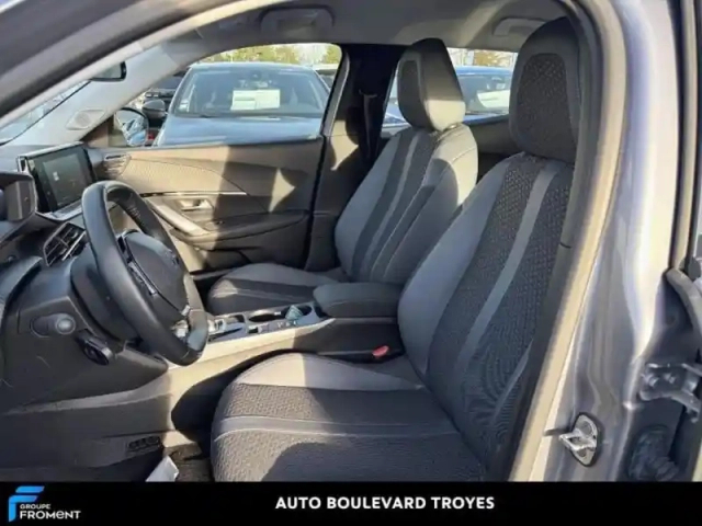 Peugeot 2008 e- 136ch allure — photo 11