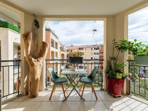 Cagnes sur mer - Appartement 2 pièces avec terrasse, cave et parking (en location)