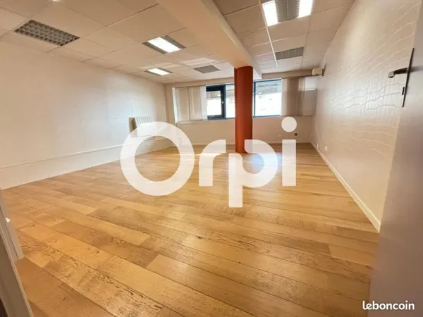 Bureau 77 m²