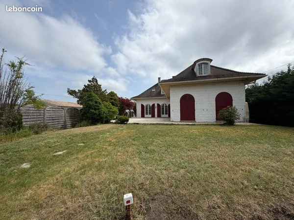 Grande maison familiale avec piscine et jacuzzi
