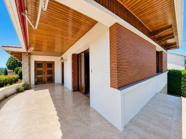Maison familiale avec grand terrain de 3 370 m² constructible, garage de 90 m² et beau potentiel d'é