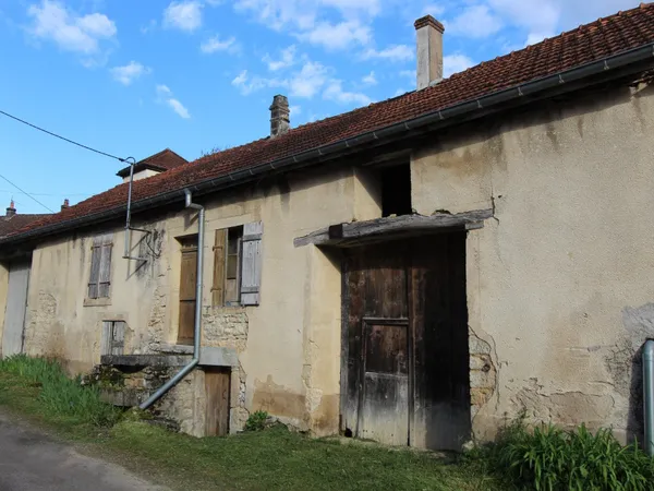 SAINT VICTOR SUR OUCHE (21) Maison à vendre P5 de 129,60 m² + 2 granges à rénover + terrain de 1745 