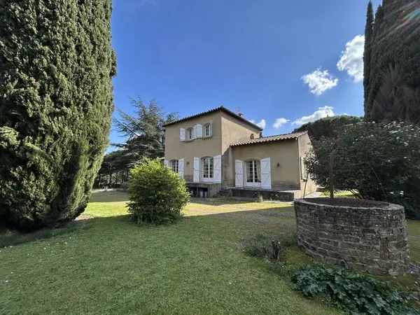Maison traditionnelle au coeur d'un parc arboré