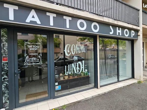 Local commercial de 82m² avec grande vitrine - axe passant - 2 places de parking