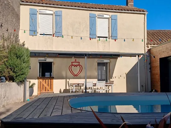 A Moutiers les Mauxfaits, Maison de bourg sans vis à vis de 112m2 avec piscine et appartement attena