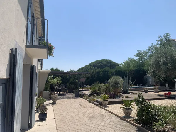ancien mas Camarguais revisité avec piscine et jardin aménagé dans un hameau proche d'Aigues Mortes