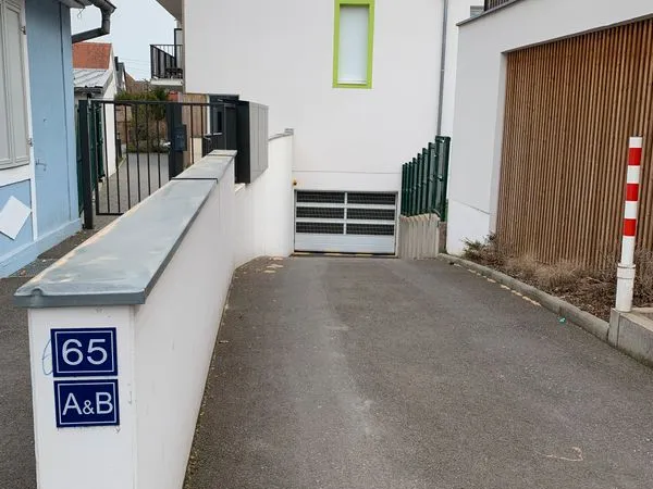 Grand emplacement de parking 65 route de Lyon