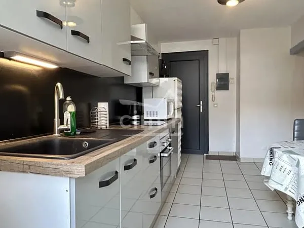 APPARTEMENT CENTRE VILLE 1er ETAGE AVEC BALCON