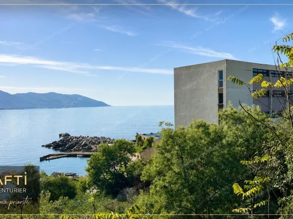 TIUCCIA - SUPERBE T2 DE 69 M² - PIEDS DANS L'EAU - VUE MER
