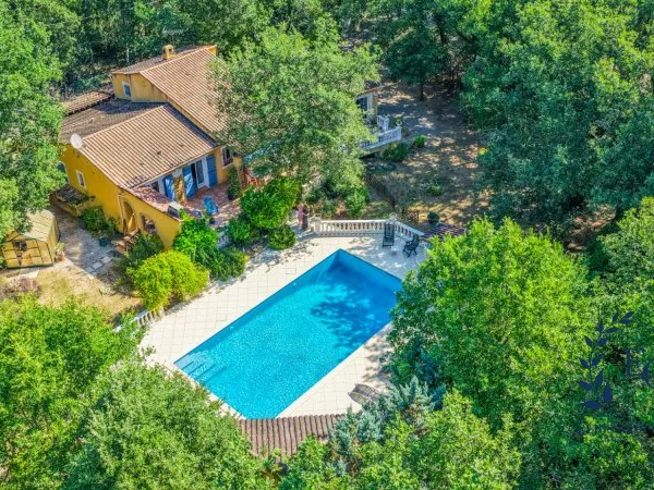 NANS-LES-PINS  VILLA DE 176 m² AVEC PISCINE SUR TERRAIN DE 1