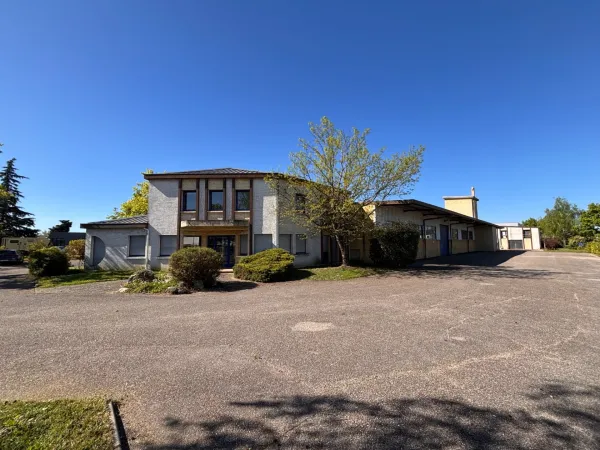 Local 2136 m²