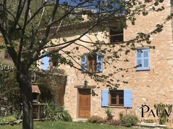 Authentique maison de 7 pièces en pierre de 98 m2 rénovée. V
