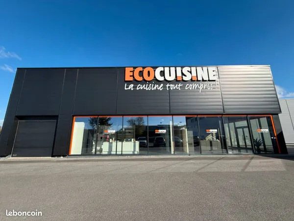 Zone commerciale Royan 2 - Bâtiment très bon état