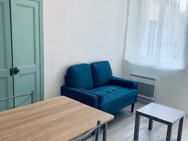 Charmant P1 Bis meublé rénové + cour privative - Secteur Dalzon / Arènes / CV