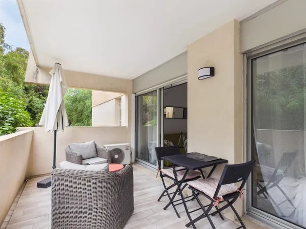 APPARTEMENT MEUBLÉ AVEC TERRASSE - NICE SAINTE-MARGUERITE - 26,61 m²