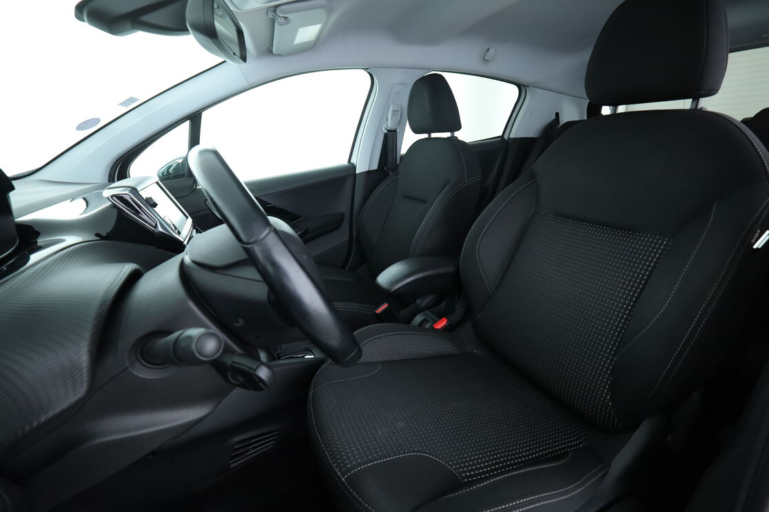 Peugeot 208 1.2 PureTech Allure EAT6 — photo 9