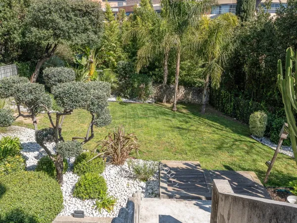 REZ DE JARDIN AVEC 5 CHAMBRES - COMMANDANT ROLAND - 13008 MARSE
