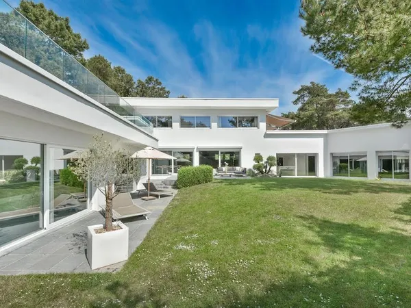 Maison 10 pièces 340 m²