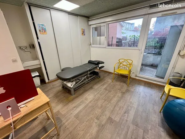 À louer - Bureau professionnel 14 m² - Brignais (69530) - Parking + balcon