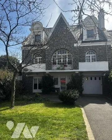 Maison 8 pièces 242 m²