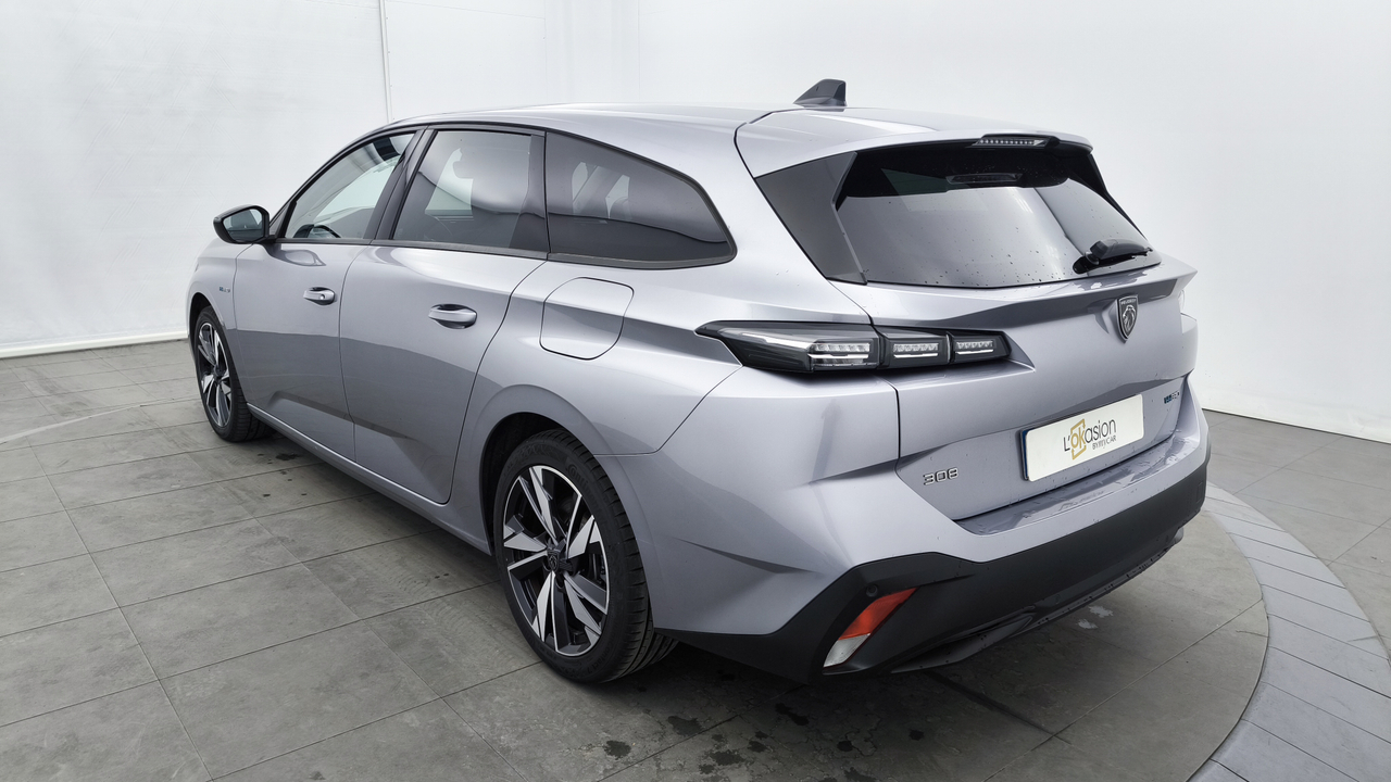 Peugeot 308 SW PHEV 180 e-EAT8 — photo 3