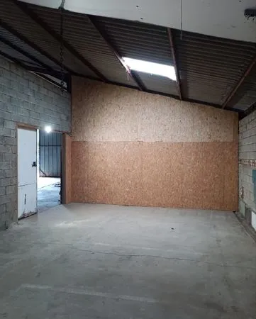 Rare : Grand espace de stockage <100m2