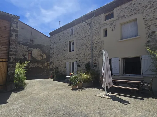Ensemble immobilier comprenant 2 Maisons mitoyennes + 1 maison comprenant deux appartements.