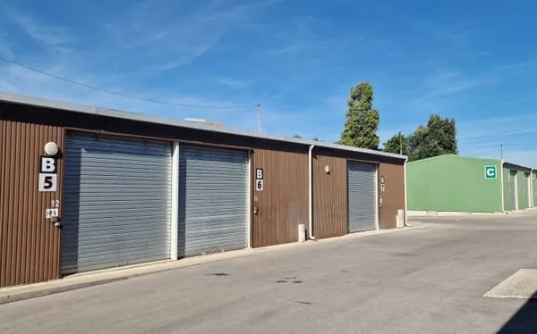 LOCAL ENTREPOT DEPOT STOCKAGE