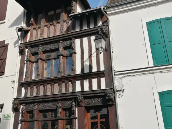 Vends maison avec façade sculptée et vue sur la Seine
