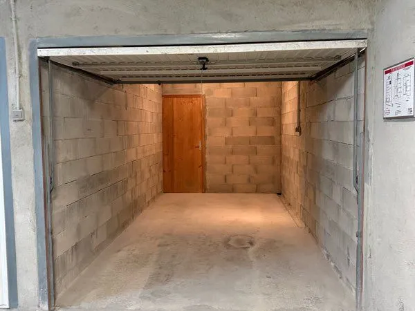 Garage/Box À LOUER