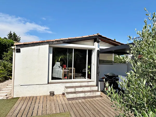 Maison dans domaine avec piscine