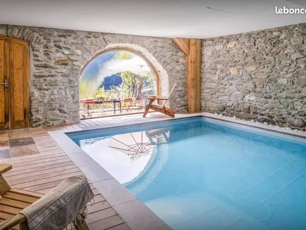Ancienne grange magnifiquement rénovée avec piscine intérieure