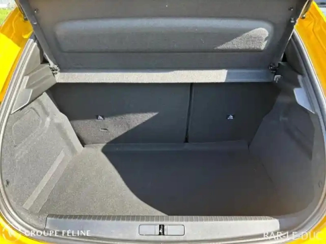 Peugeot 208 e- 136ch gt (2023) — photo 6
