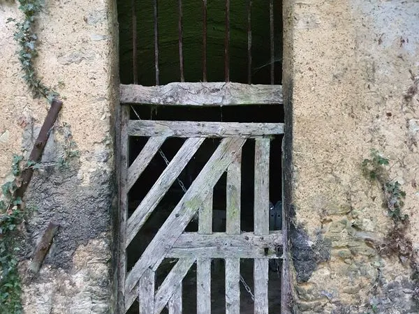 3 caves à vendre, Chahaignes - électricité, eau, pressoirs, puit
