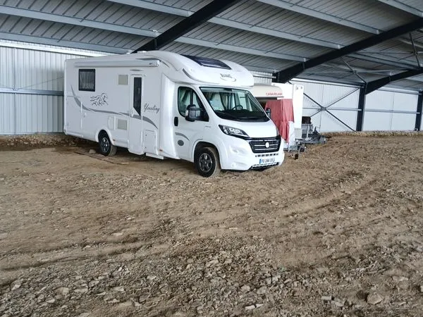 Location hangar camping car