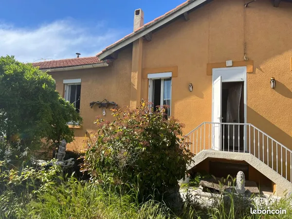 Maison avec grand terrain