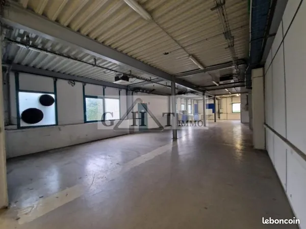 Local industriel 2 200 m²