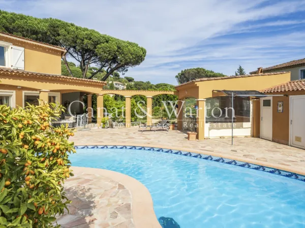 VILLA D'ARCHITECTE À CAVALAIRE AVEC PISCINE