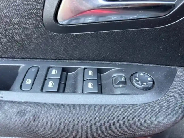 Peugeot 208 puretech 100 s&amp;s bvm6 — photo 18