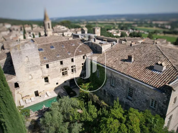 Château remarquablement restauré à vendre aux portes d'Uzès-
