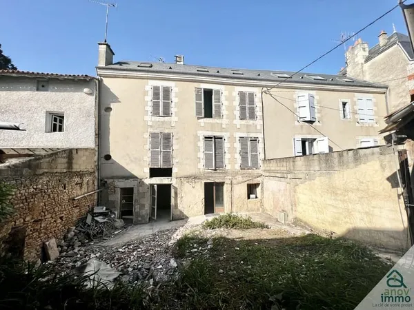 Immeuble à rénover avec permis validé 4 logements + garages Poitiers secteur recherché