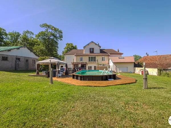 Villa Mirecourt 9 pièce(s) 258m2