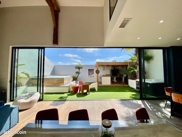 Maison atypique entièrement rénovée - 220 m² - Piscine à débordement - Garage 190 m² - Coursan