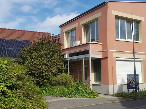 Ensemble immobilier habitation + vaste local professionnel