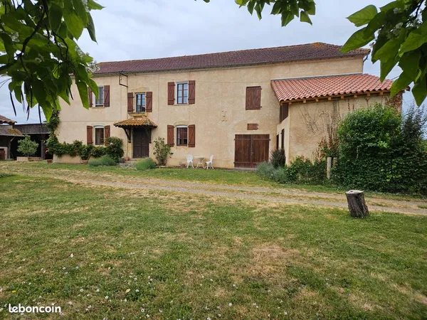 Maison de charme de 200m² avec 4 chambres, dépendances et terrain de 2440m²