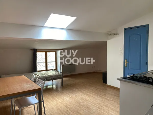 A LOUER - Studio meublé d'environ 27 m² à louer à CREST (26400).