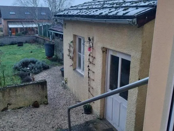 APPARTEMENT EN RC AVEC JARDIN