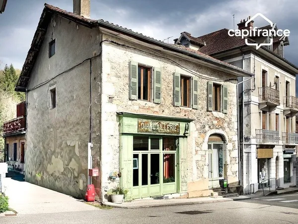 A VENDRE SAINT GEOIRE EN VALDAINE (38) Maison de village , 8 pièces , 4 ch,dépendances, terrain , ré